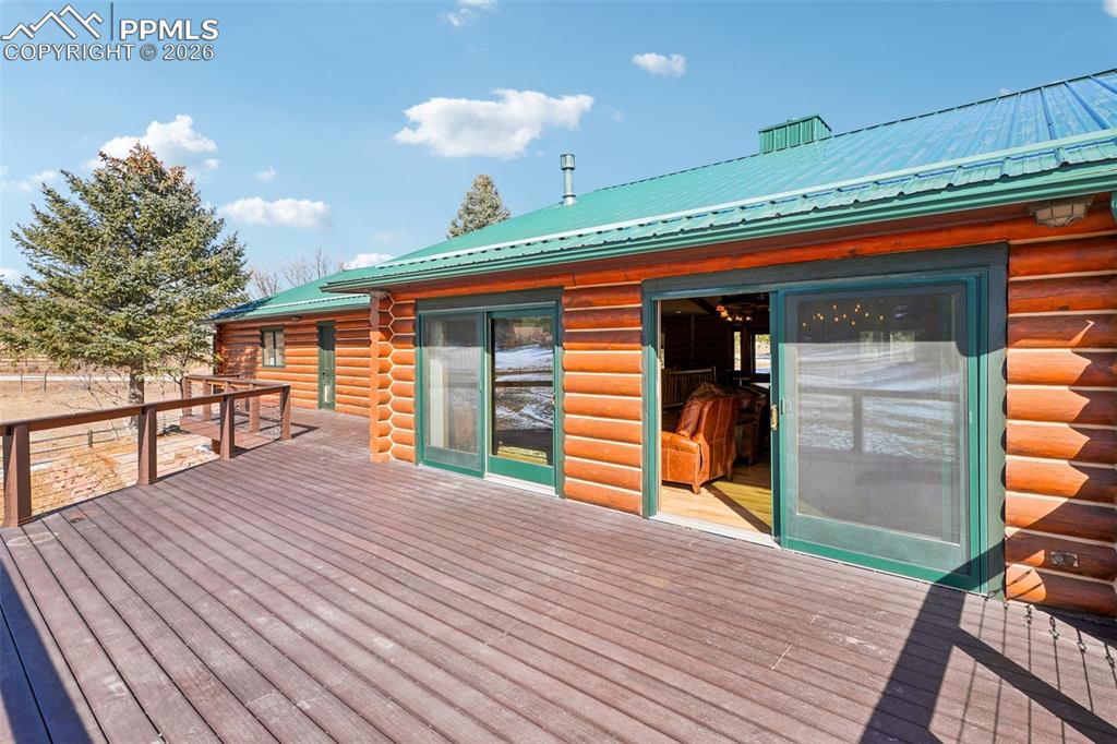 Image 9 of 40: View of deck