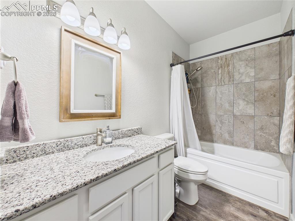 Image 20 of 40: Bathroom