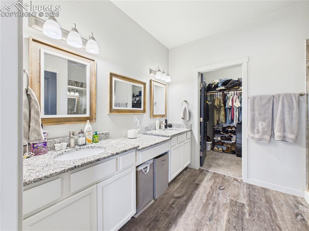 Image 26 of 40: Bathroom