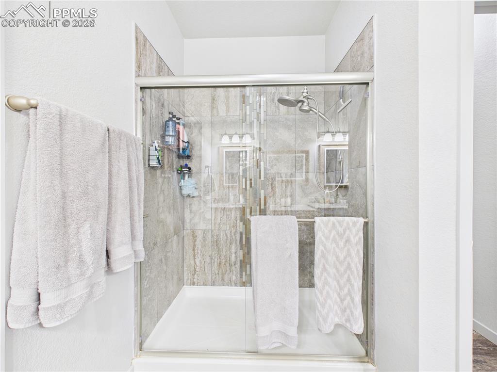 Image 28 of 40: Bathroom