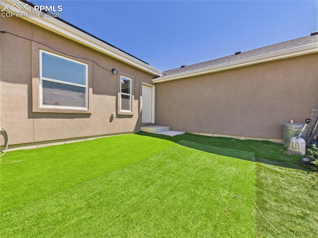 Image 33 of 40: Yard