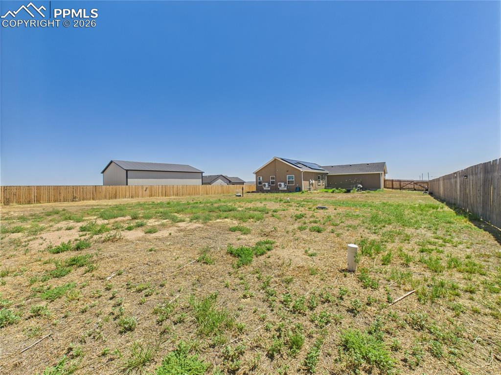 Image 36 of 40: Yard