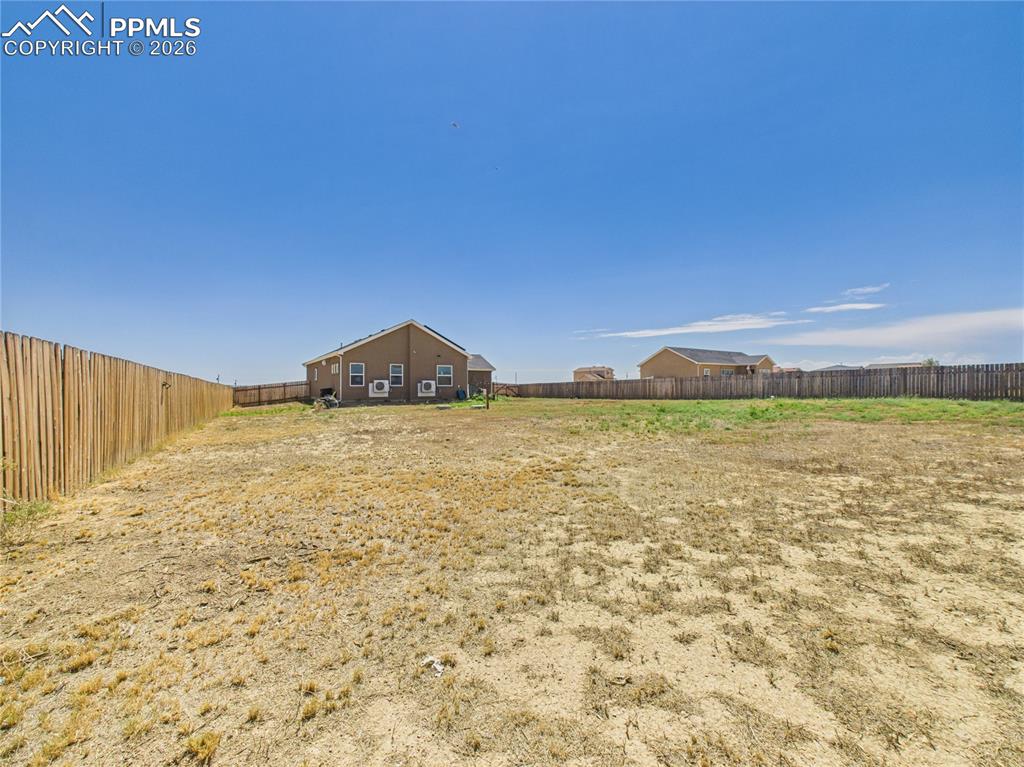 Image 37 of 40: Yard