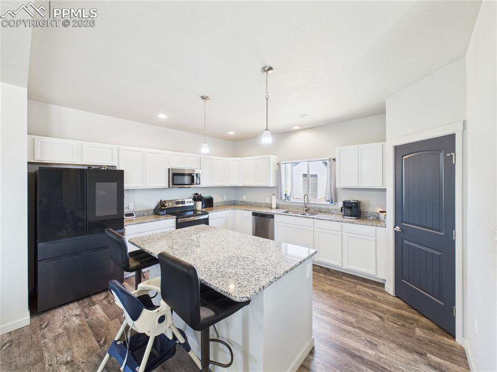 Image 8 of 40: Kitchen