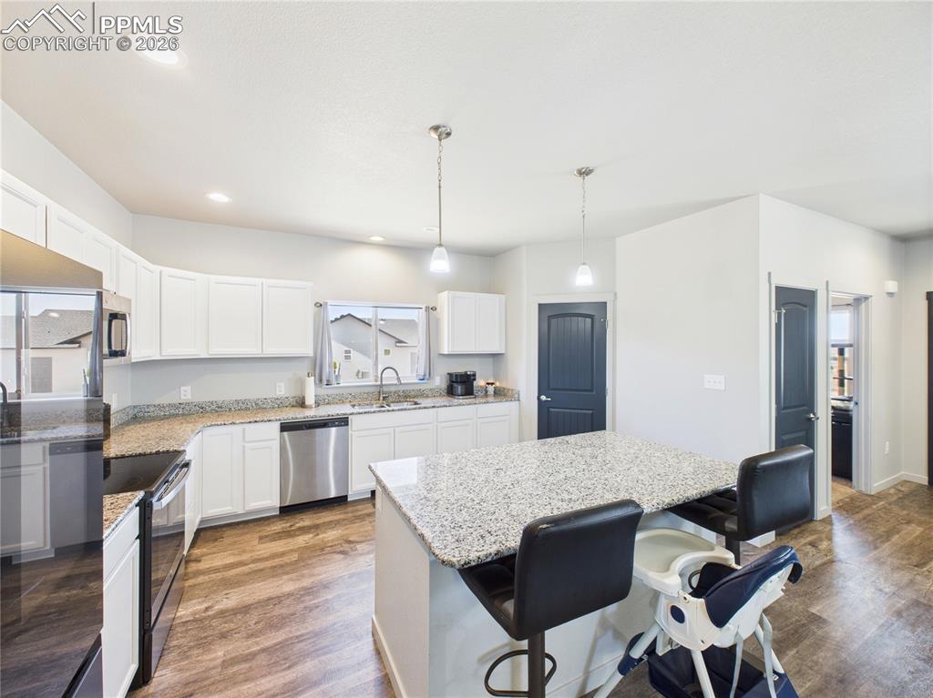 Image 9 of 40: Kitchen