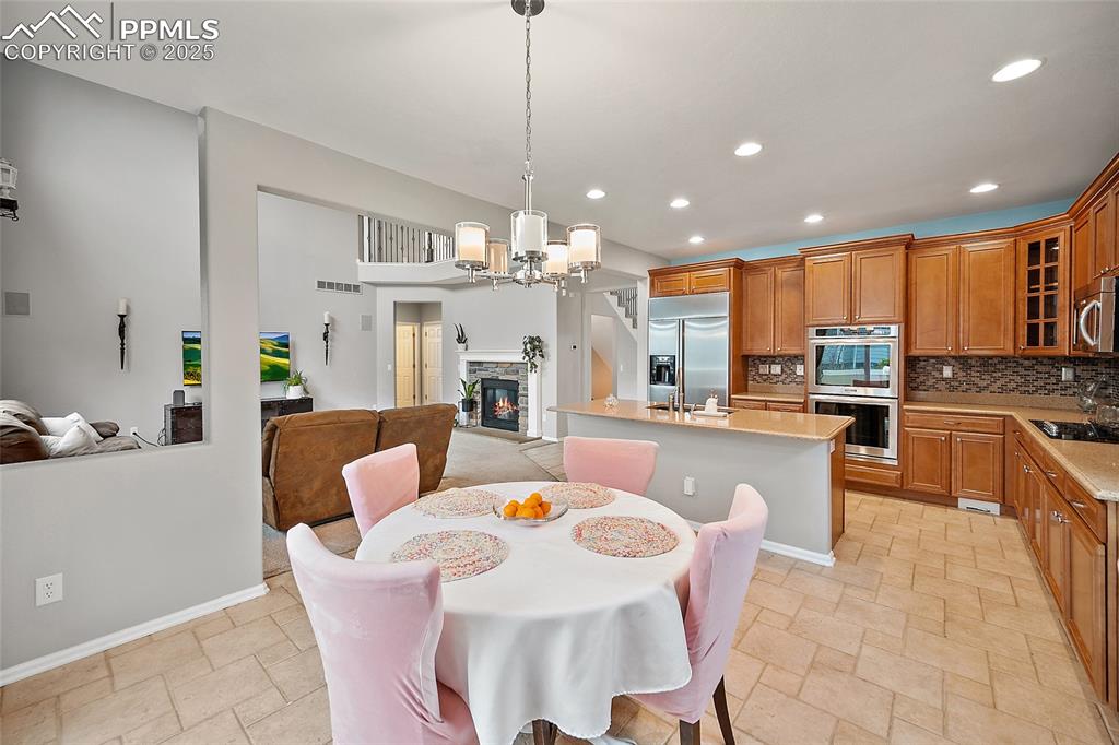 Image 18 of 50: Dining Area