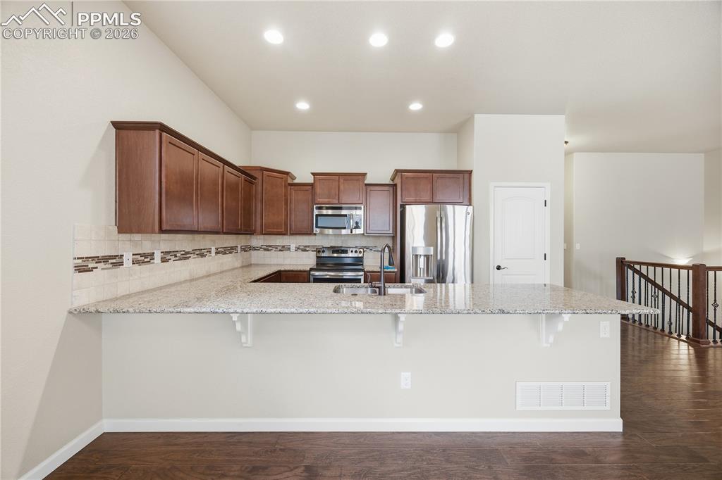Image 17 of 39: Kitchen