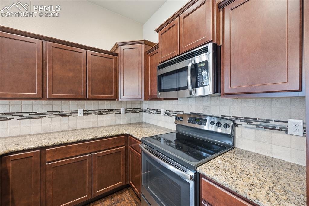Image 18 of 39: Kitchen