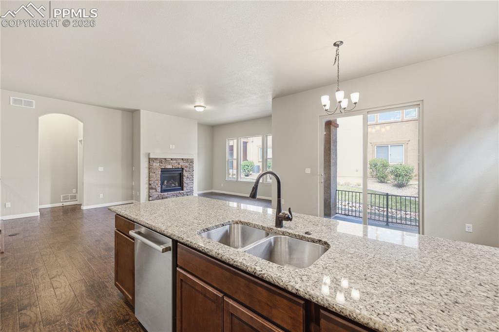 Image 19 of 39: Kitchen