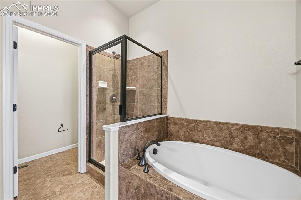 Image 33 of 39: Bathroom