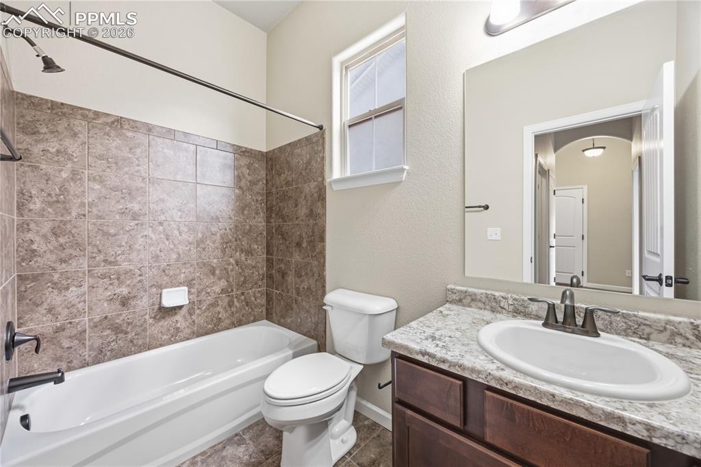Image 34 of 39: Bathroom