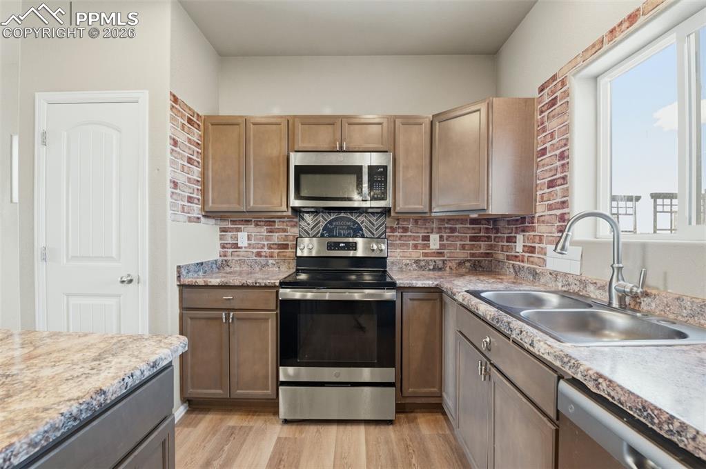 Image 10 of 26: Kitchen