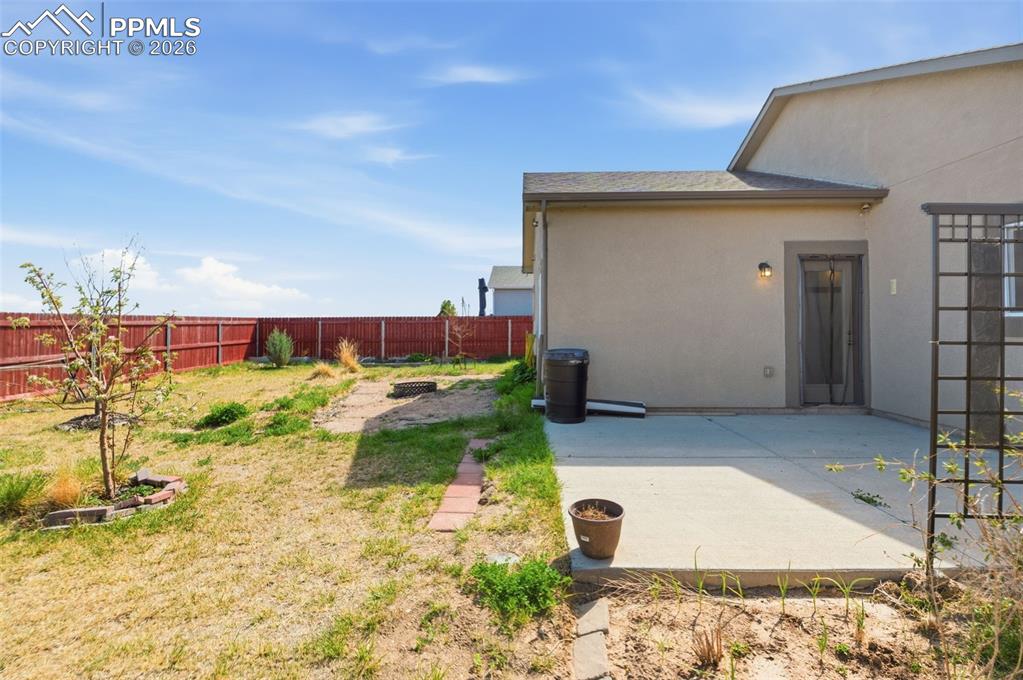 Image 23 of 26: Bedroom