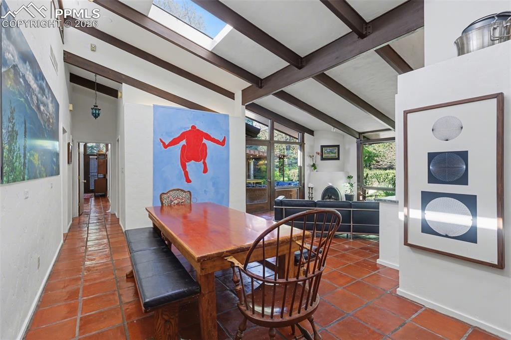 Image 10 of 50: Dining Area