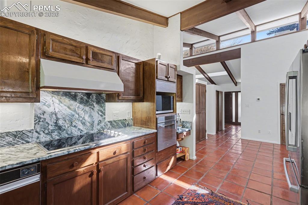 Image 11 of 50: Kitchen