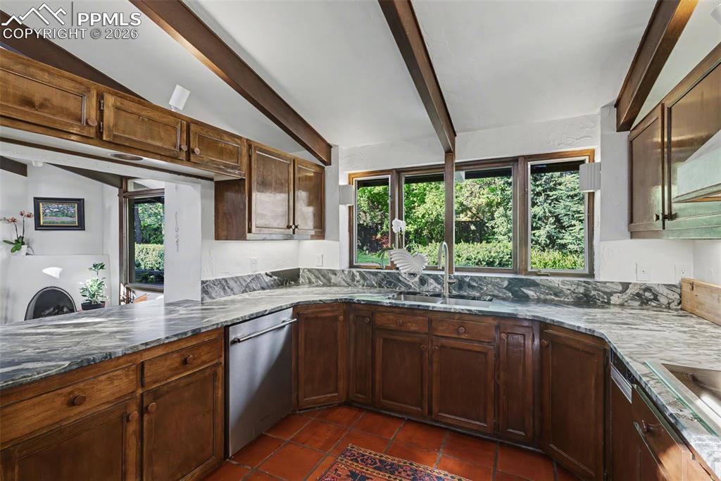 Image 12 of 50: Kitchen