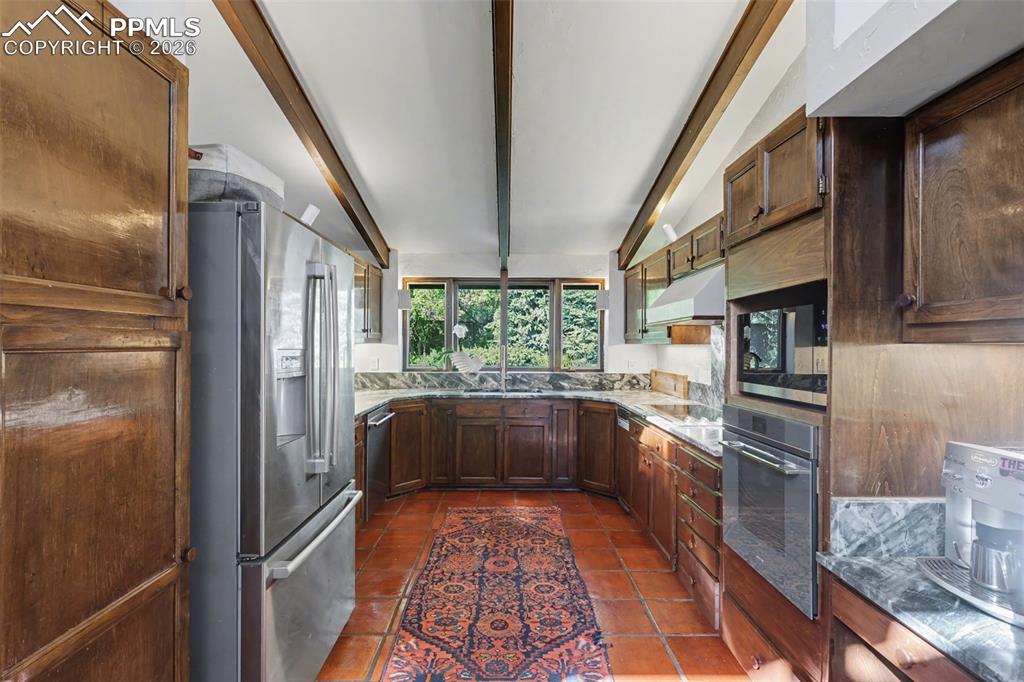 Image 13 of 50: Kitchen