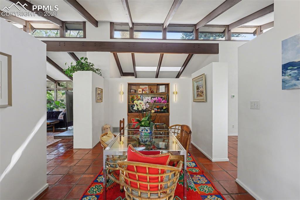 Image 14 of 50: Dining Area