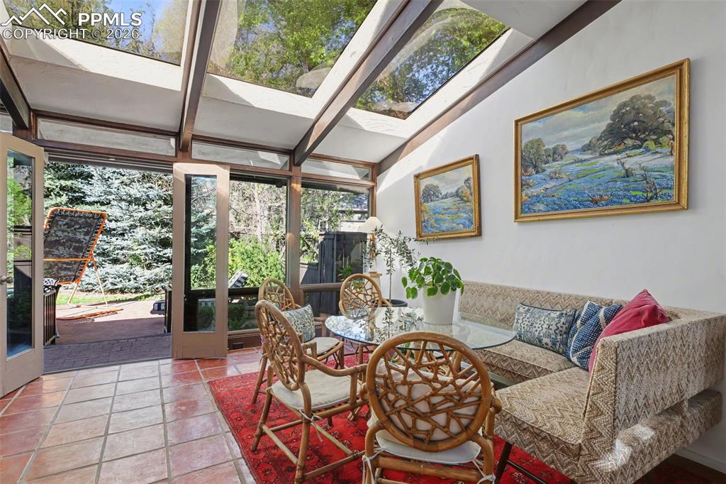 Image 15 of 50: Dining Area