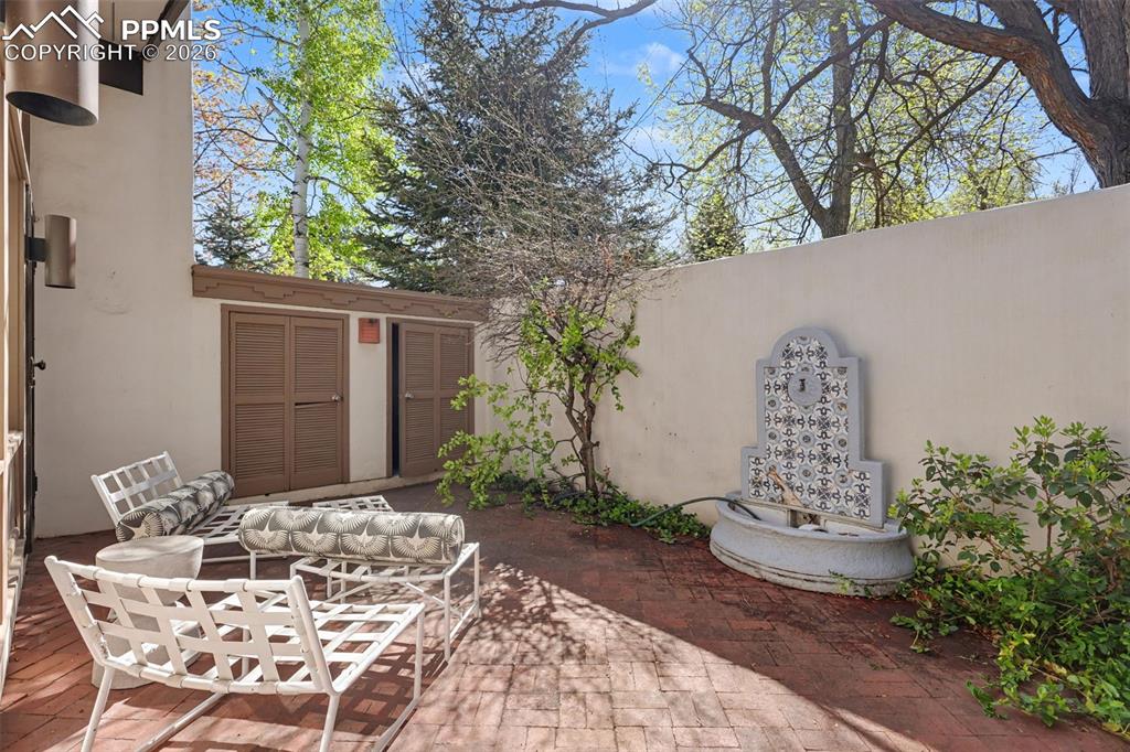 Image 17 of 50: Patio