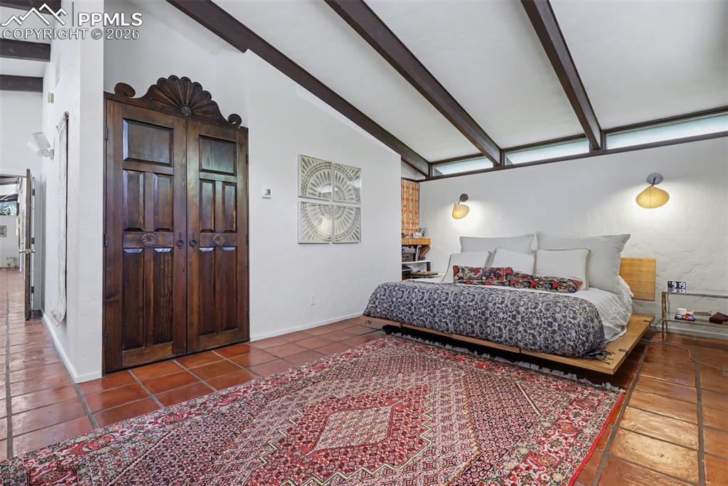 Image 21 of 50: Bedroom