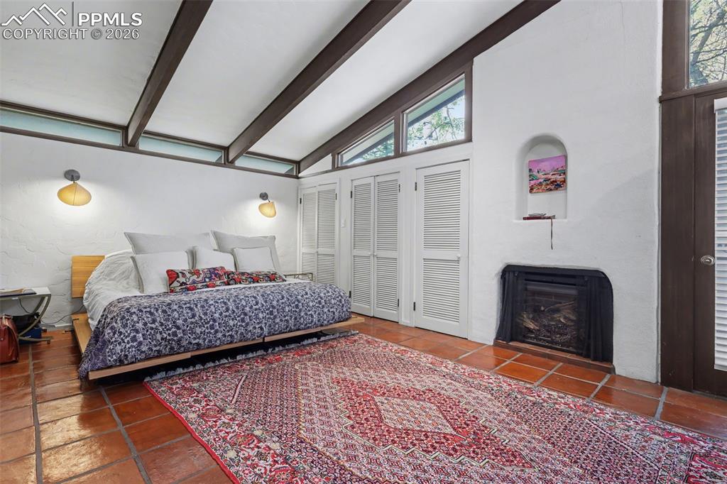 Image 22 of 50: Bedroom