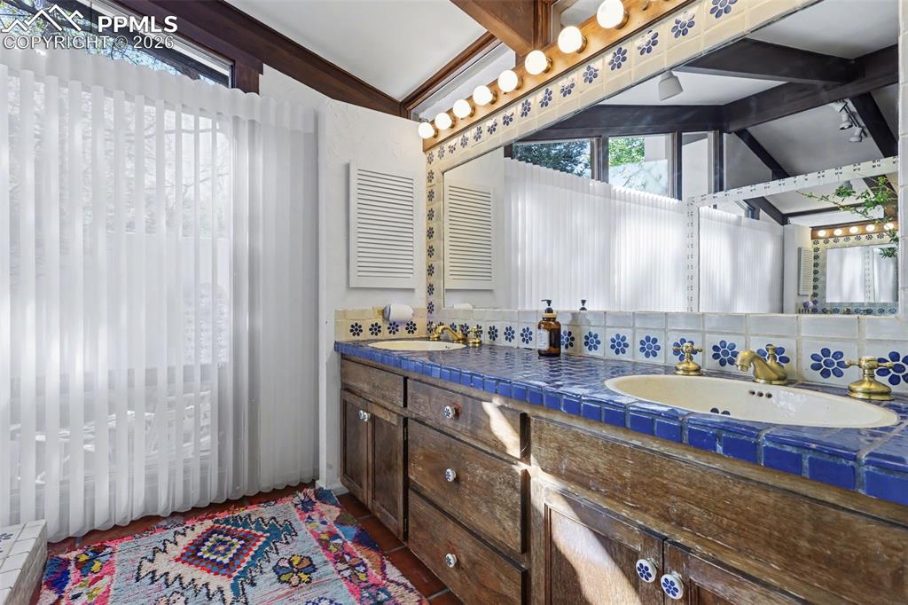 Image 23 of 50: Bathroom