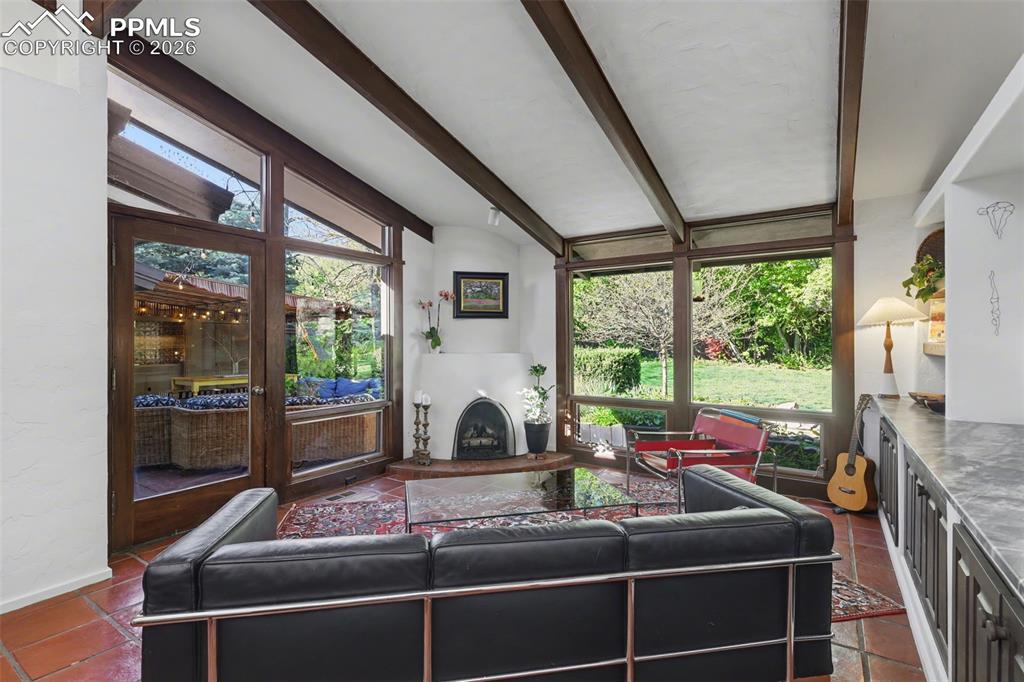 Image 25 of 50: Living Room