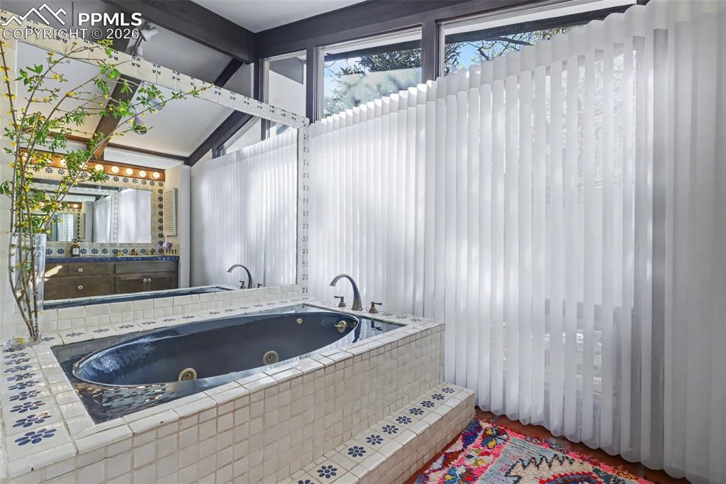 Image 26 of 50: Bathroom