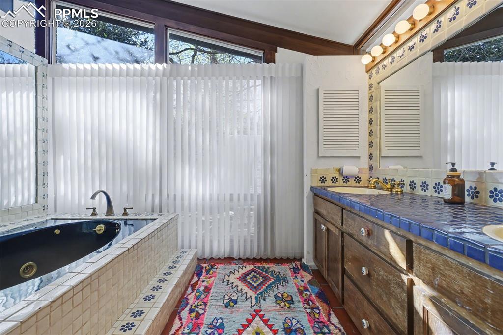 Image 27 of 50: Bathroom