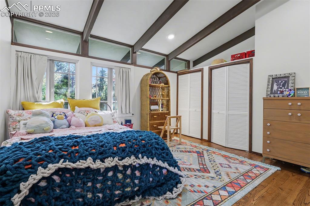 Image 28 of 50: Bedroom