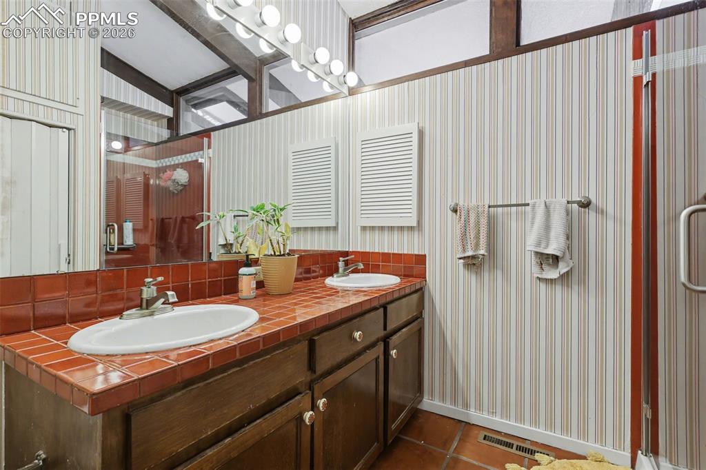 Image 29 of 50: Bathroom