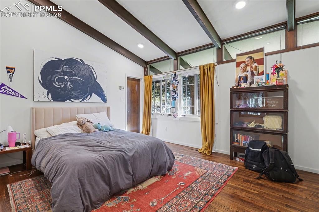 Image 30 of 50: Bedroom