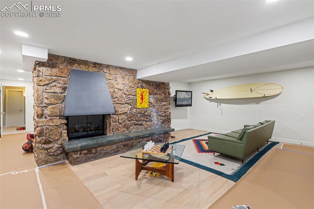 Image 31 of 50: Living Room