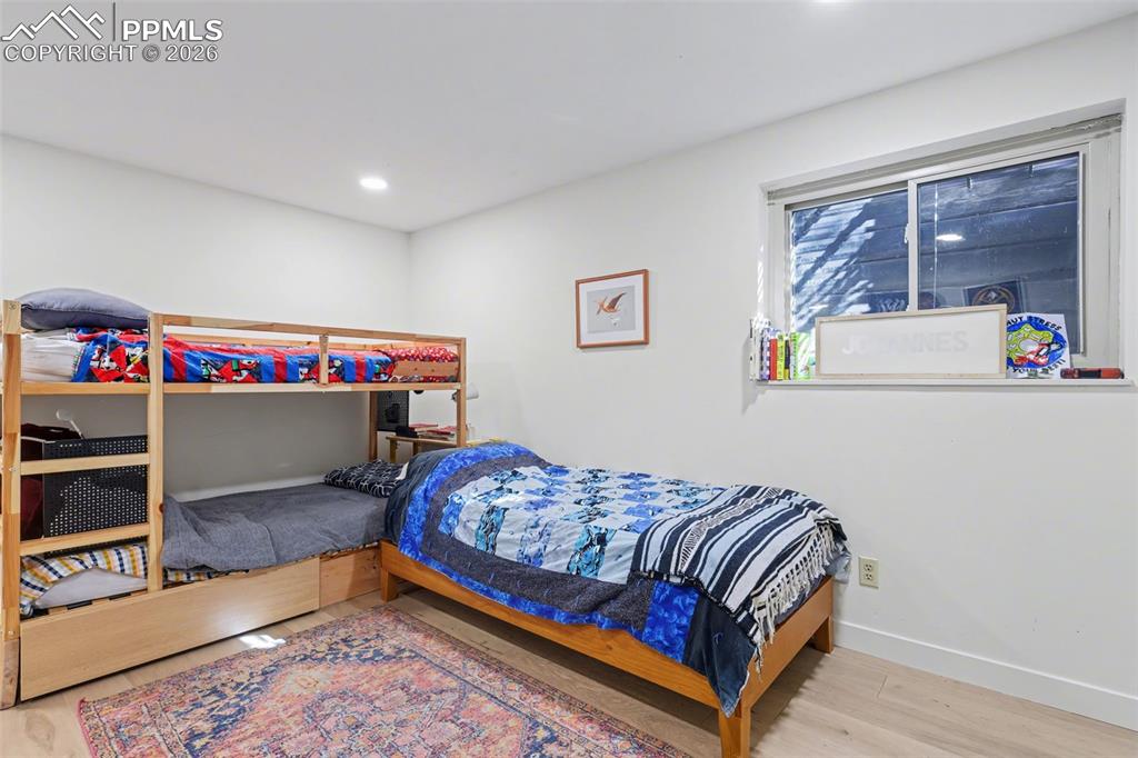 Image 34 of 50: Bedroom