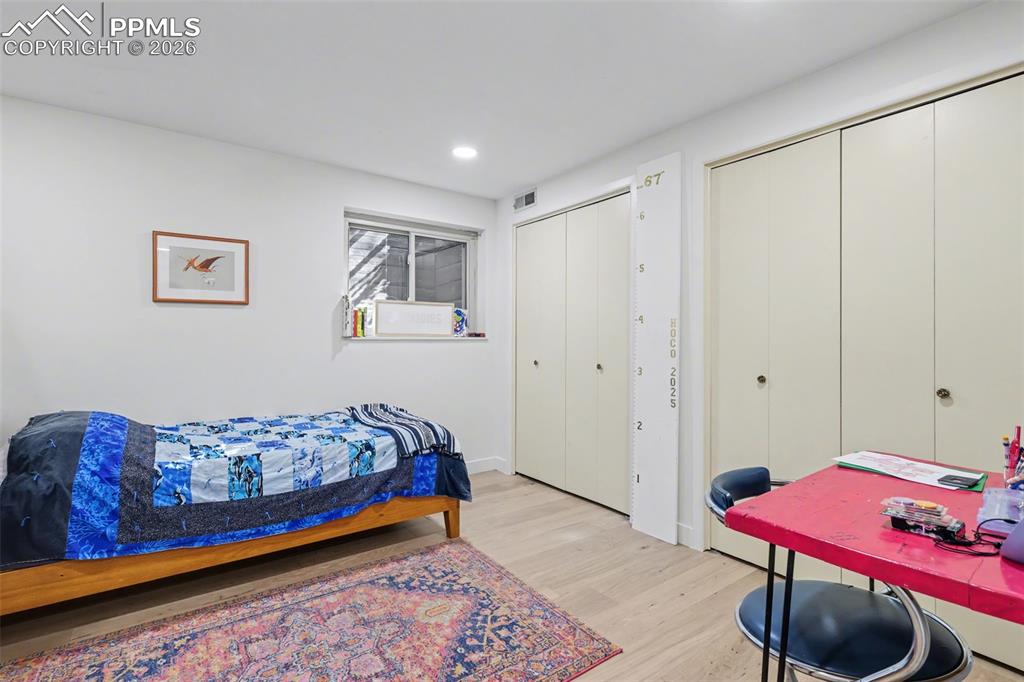 Image 35 of 50: Bedroom