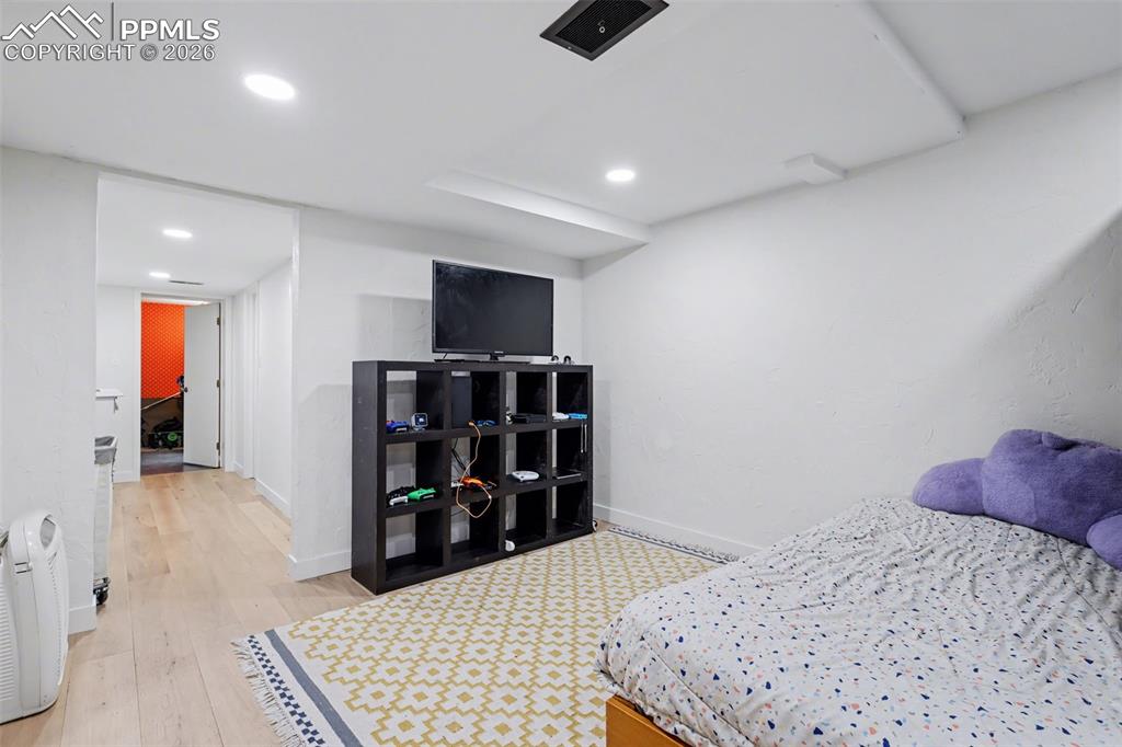 Image 36 of 50: Bedroom