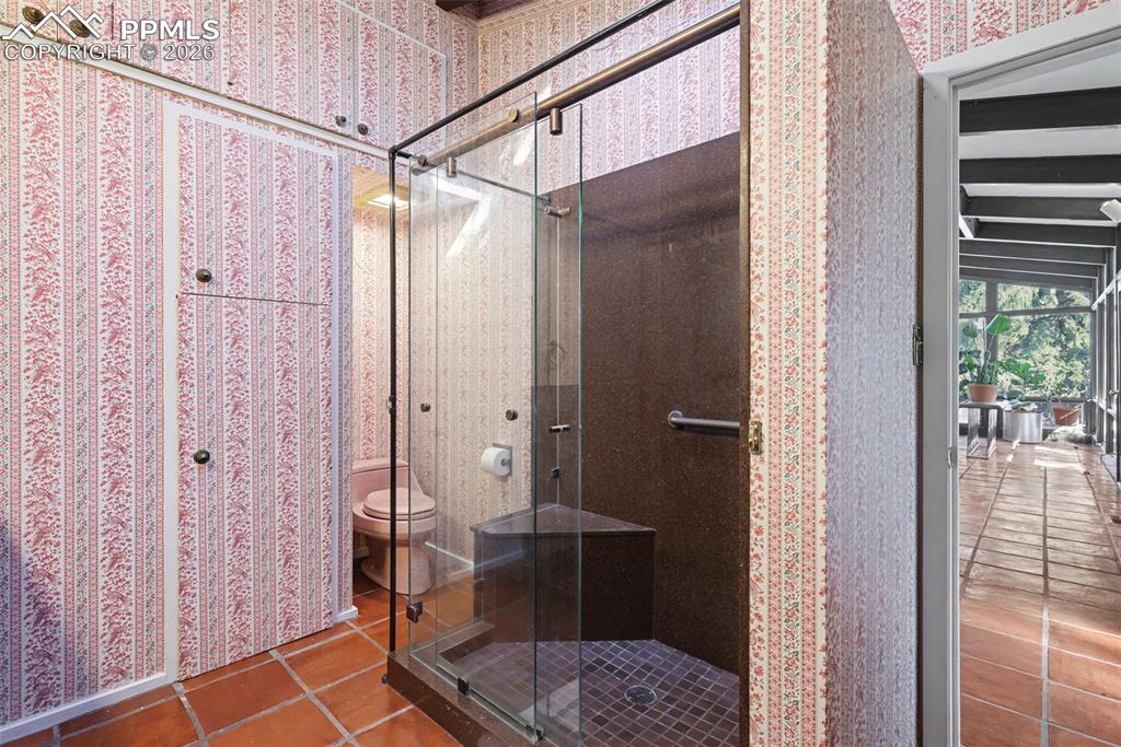 Image 37 of 50: Bathroom