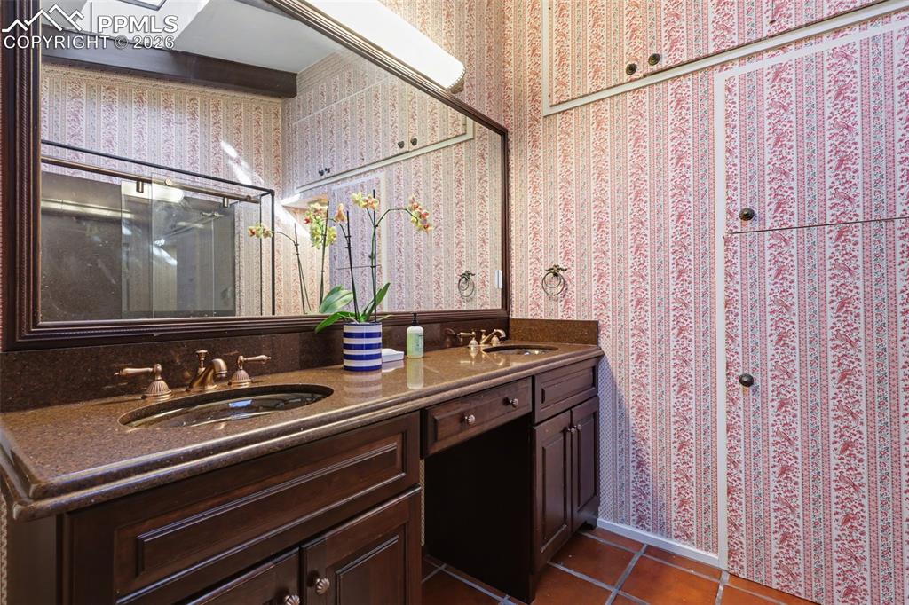 Image 38 of 50: Bathroom