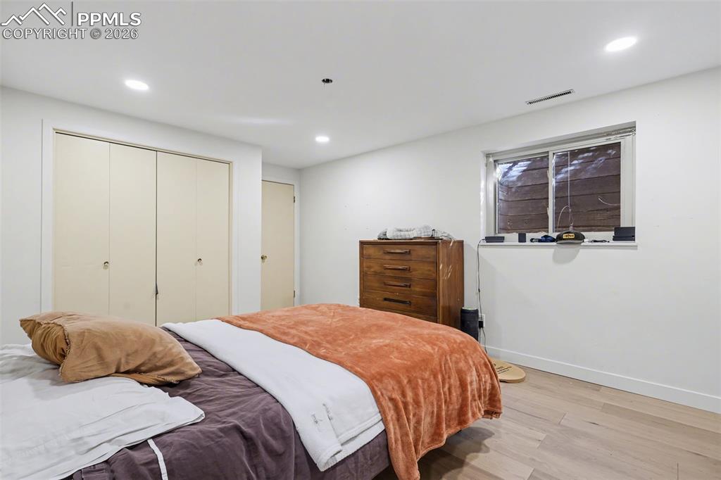 Image 39 of 50: Bedroom