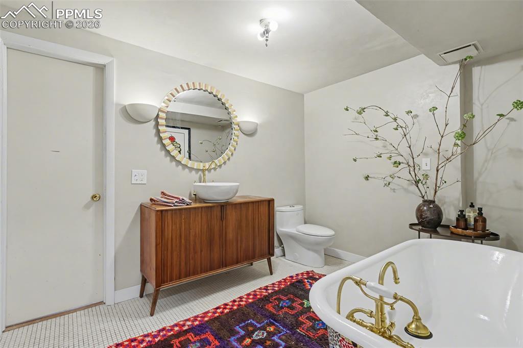 Image 41 of 50: Bathroom