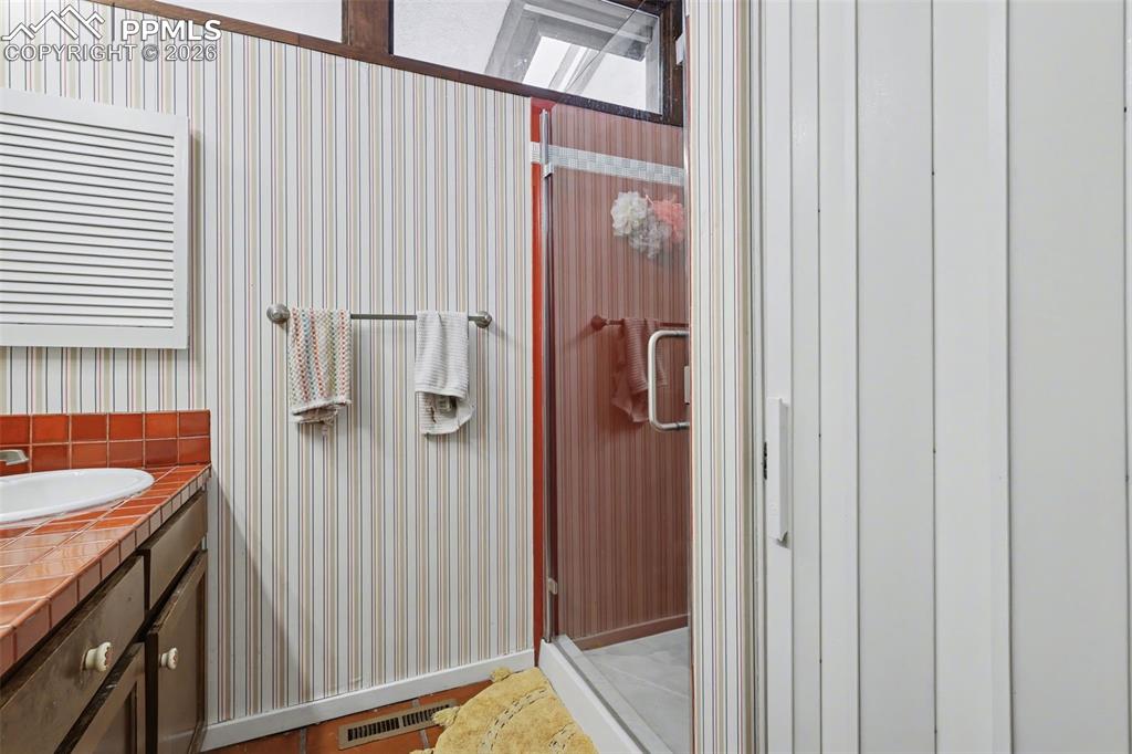 Image 42 of 50: Bathroom