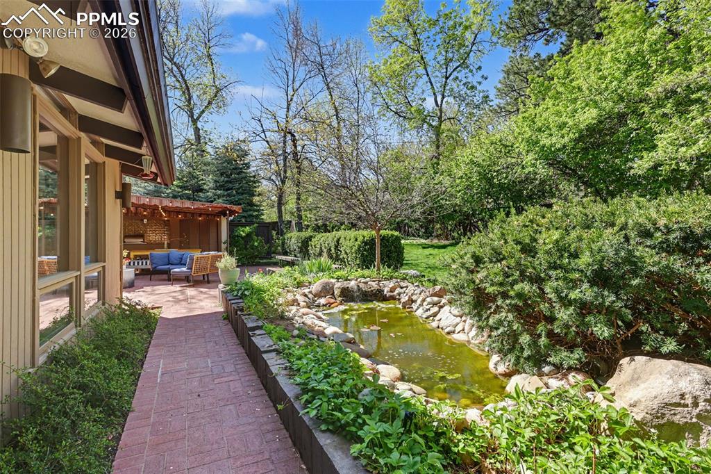 Image 44 of 50: Yard