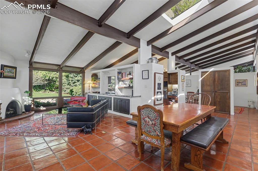 Image 5 of 50: Dining Area