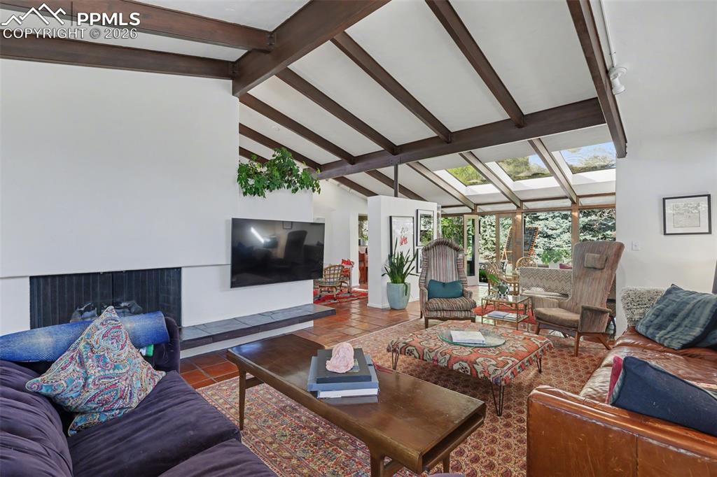 Image 7 of 50: Living Room