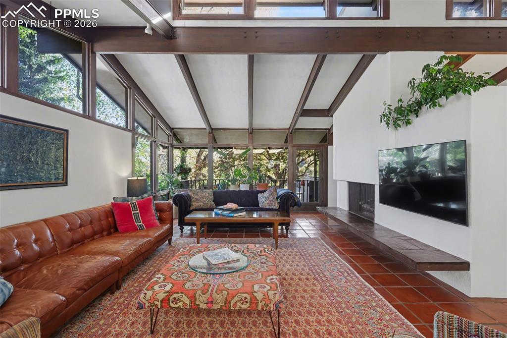 Image 8 of 50: Living Room