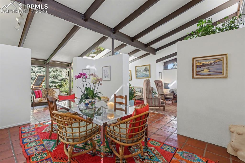 Image 9 of 50: Dining Area