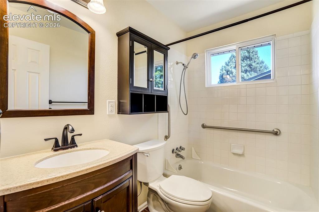 Image 19 of 50: Bathroom
