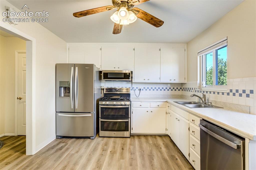 Image 9 of 50: Kitchen