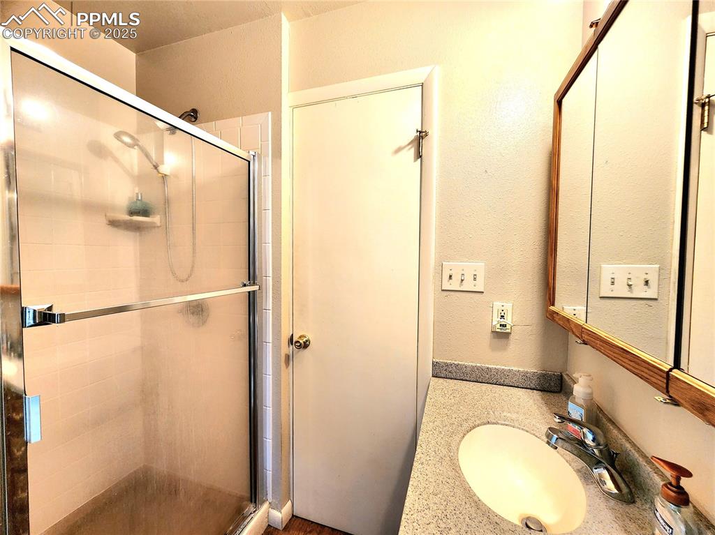 Image 18 of 50: 2nd Bed attached bath also connects to the walk through laundry room